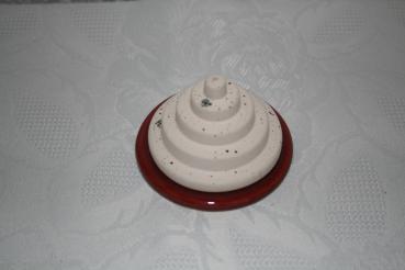 Pyramide mit rotem Teller