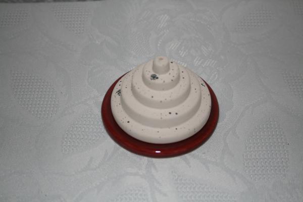 Pyramide mit rotem Teller